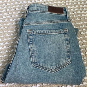 mom jeans w rips
